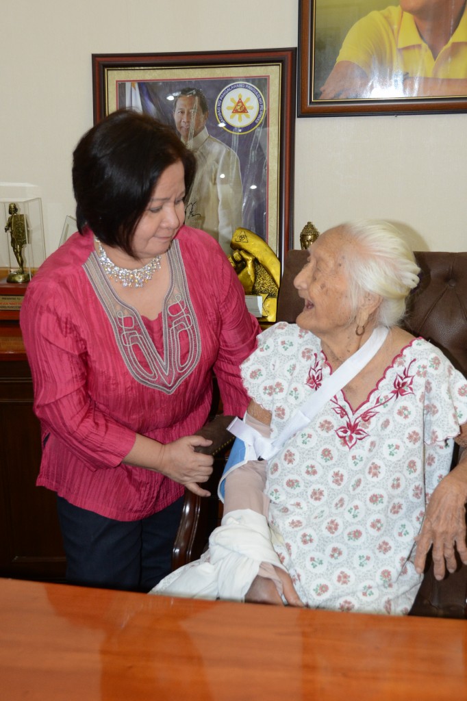 CENTENARIAN. “What’s your secret?,” asks Governor Lilia “Nanay” G. Pineda to 101-year old Agapita Torno of Porac during the latter’s visit at the Capitol. The centenarian will receive P100,000 cash incentive from the provincial government as part of its delivery of social services for senior citizens. Also in photo are (L-R) Provincial Social Welfare and Development Officer Elizabeth Baybayan, Chief of Staff Olga Frances Dizon, and Board Member Cherry Manalo.