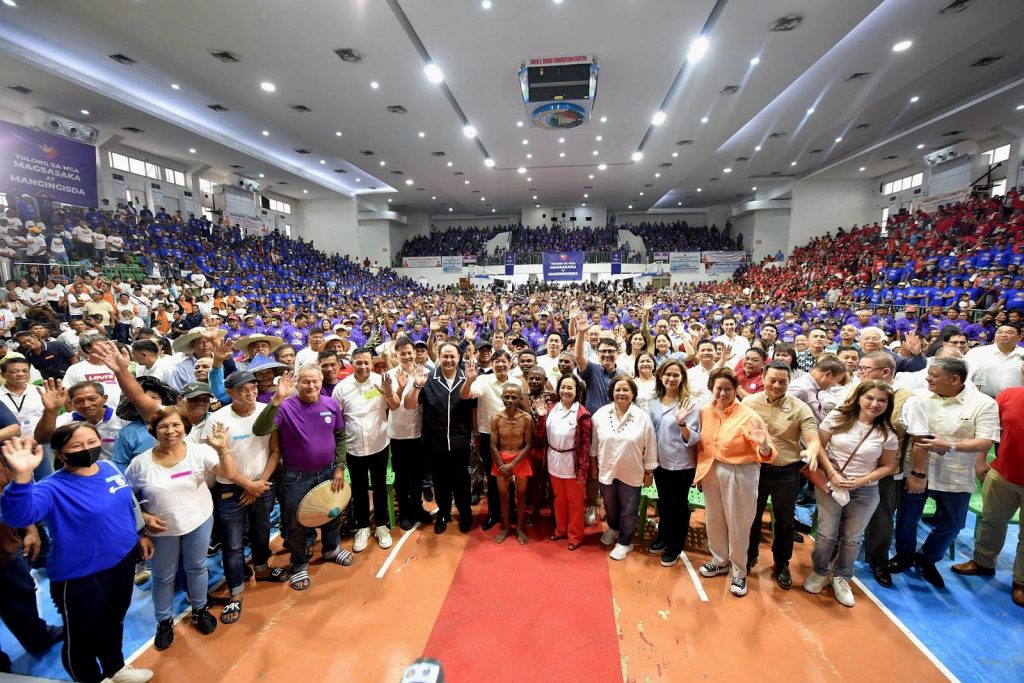 Pres. Marcos distributes financial assistance to farmers, fisherfolk in Pampanga